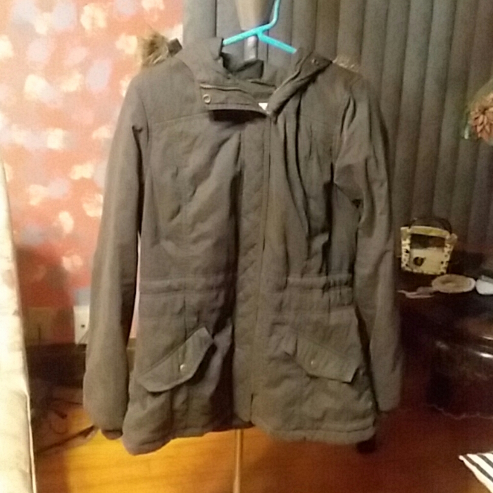 Gray pleated zippered jacket with buttons